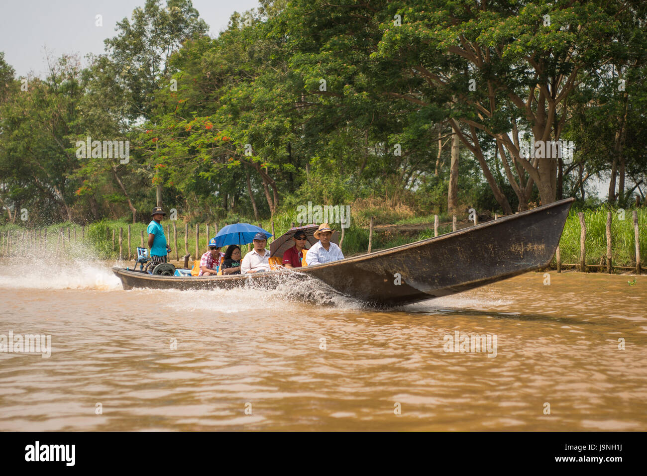 Ein Motorboot mit Passagieren am Inle-See, Myanmar. Stockfoto