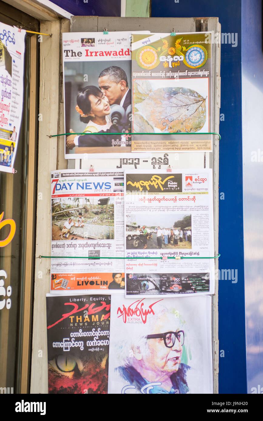 Aung San Suu Kyi und Barack Obama auf der Titelseite einer Zeitung in Inle-See, Myanmar. Stockfoto