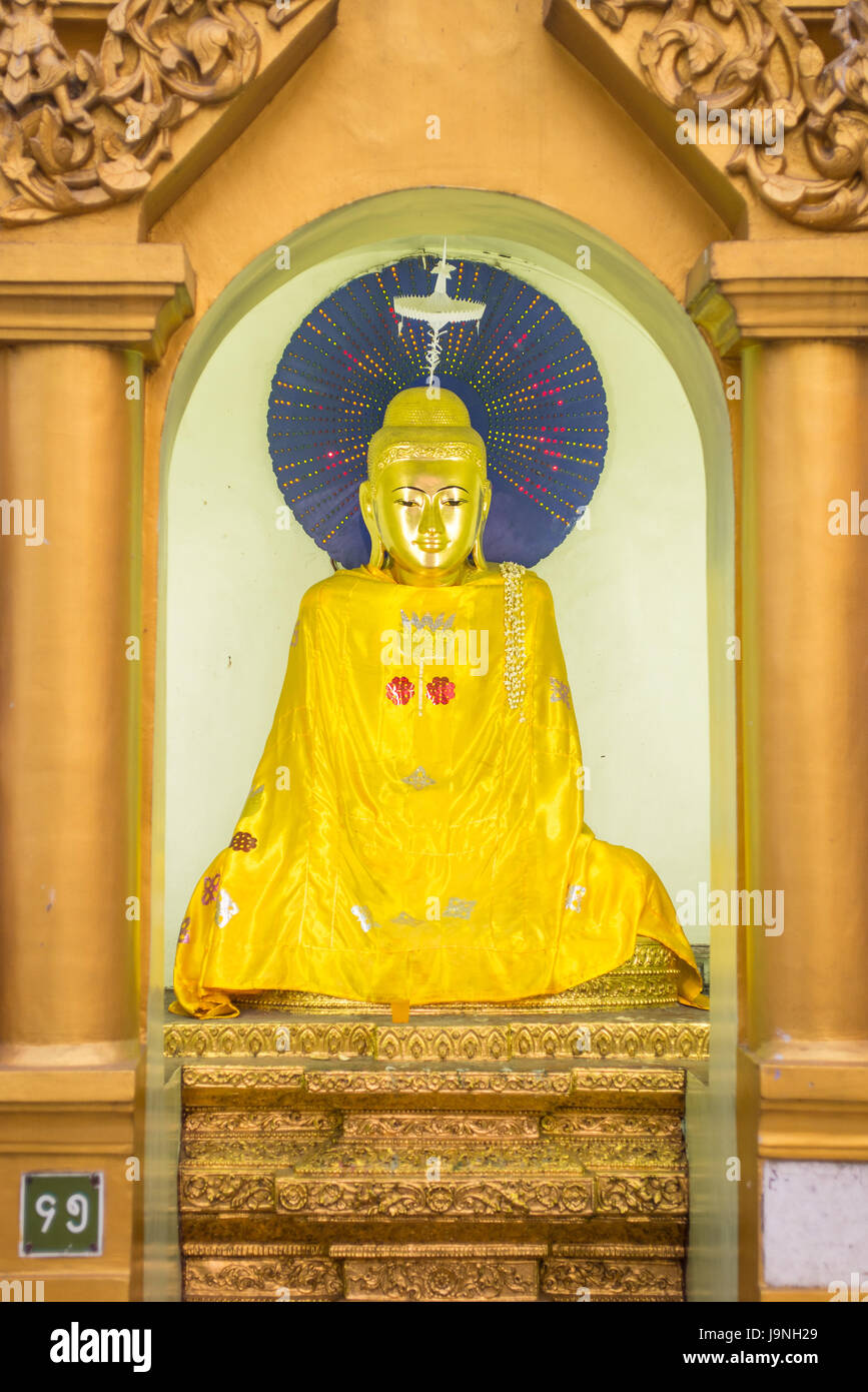Ein Buddha mit blinkende LED-Lichter in der Shwedagon-Pagode, Yangon, Myanmar. Stockfoto