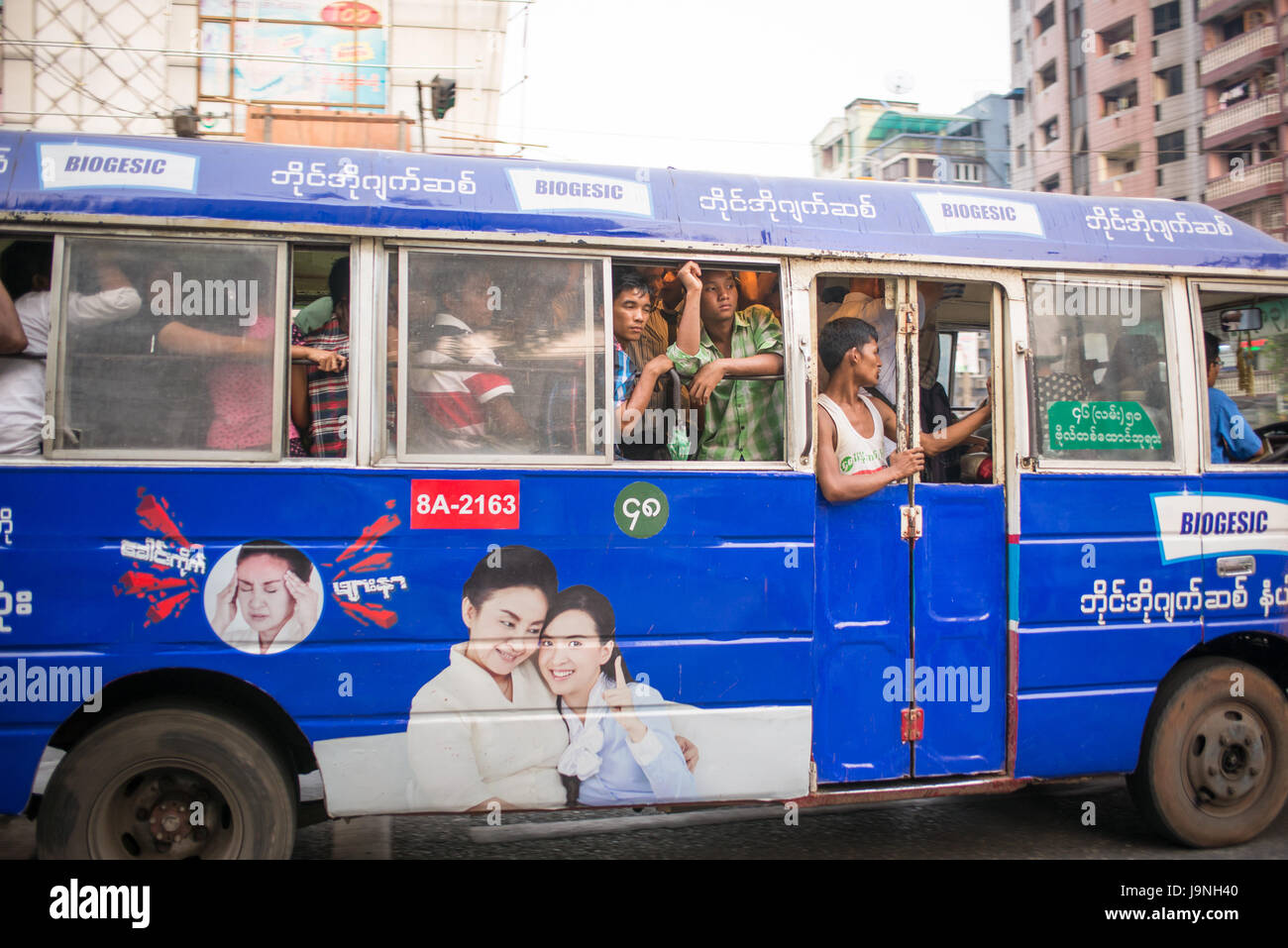 Einem überfüllten Bus in Yangon, Myanmar. Stockfoto