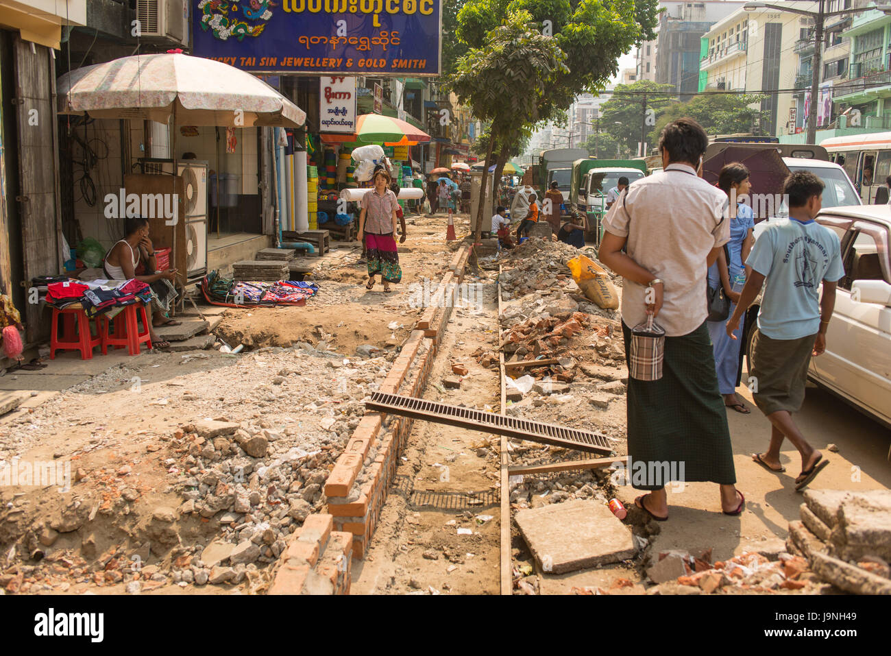 Ein Gehweg in der Mitte repariert wird. Yangon, Myanmar. Stockfoto