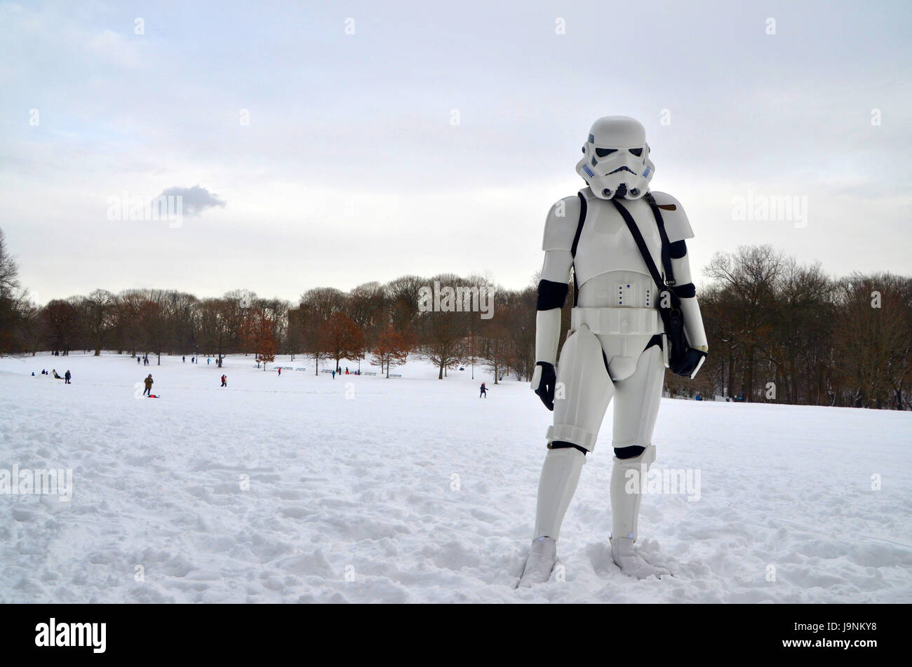 ein Mann, gekleidet wie ein Star Wars Stormtrooper im Schnee in Prospect Park in Brooklyn USA Stockfoto