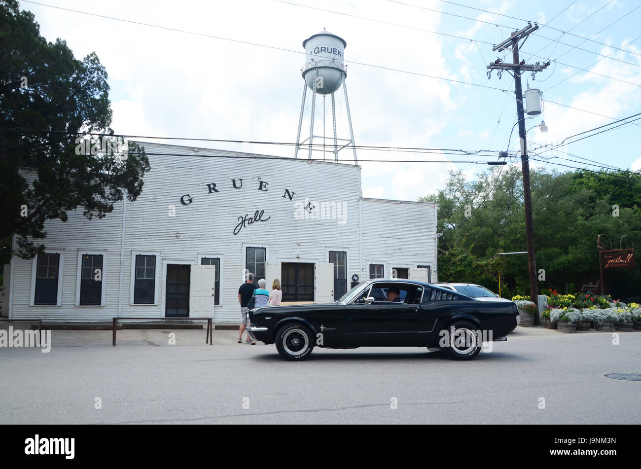 Ein schwarzes classic Mustang verläuft Vor gruene Hall Texas Stockfoto