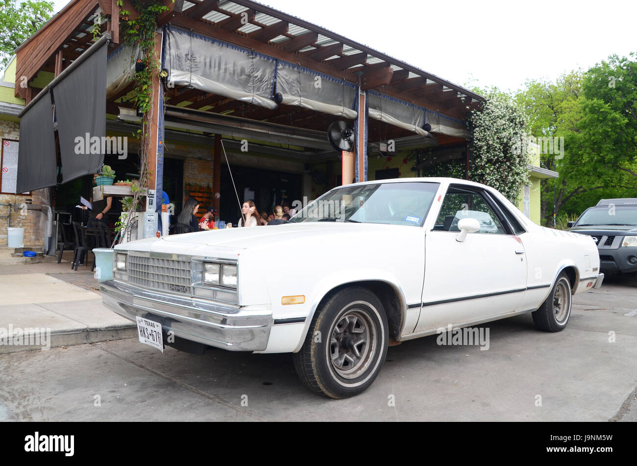 weiße Chevrolet außerhalb Bouldin Creek Café Austin Texas Stockfoto