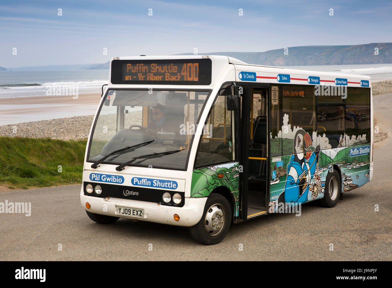 Großbritannien, Wales, Pembrokeshire, Newgale, öffentliche Verkehrsmittel, Puffin Shuttlebus am Strand zu stoppen Stockfoto