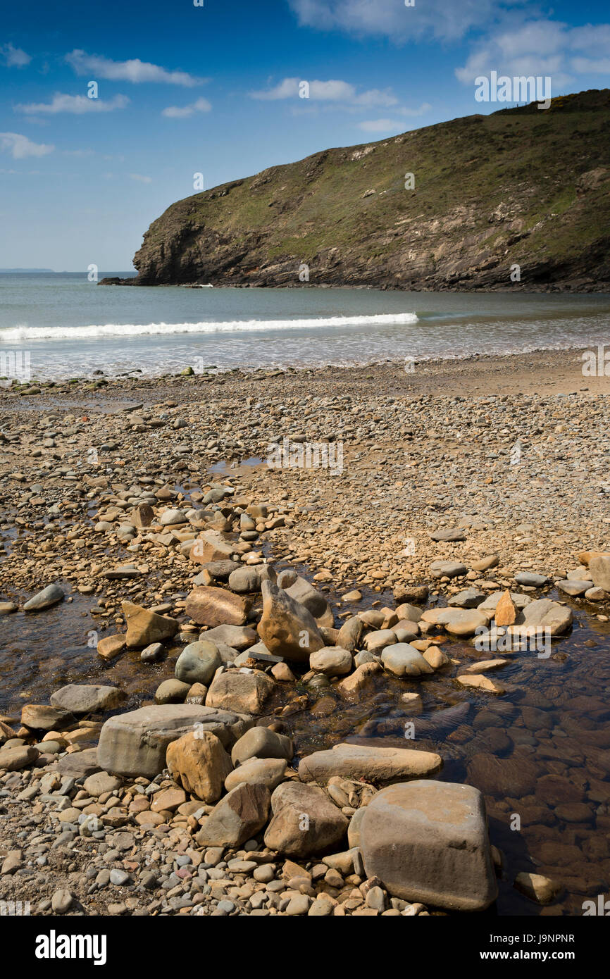 Großbritannien, Wales, Pembrokeshire, Nolton Haven, Kieselstrand in geschützten Bucht Stockfoto