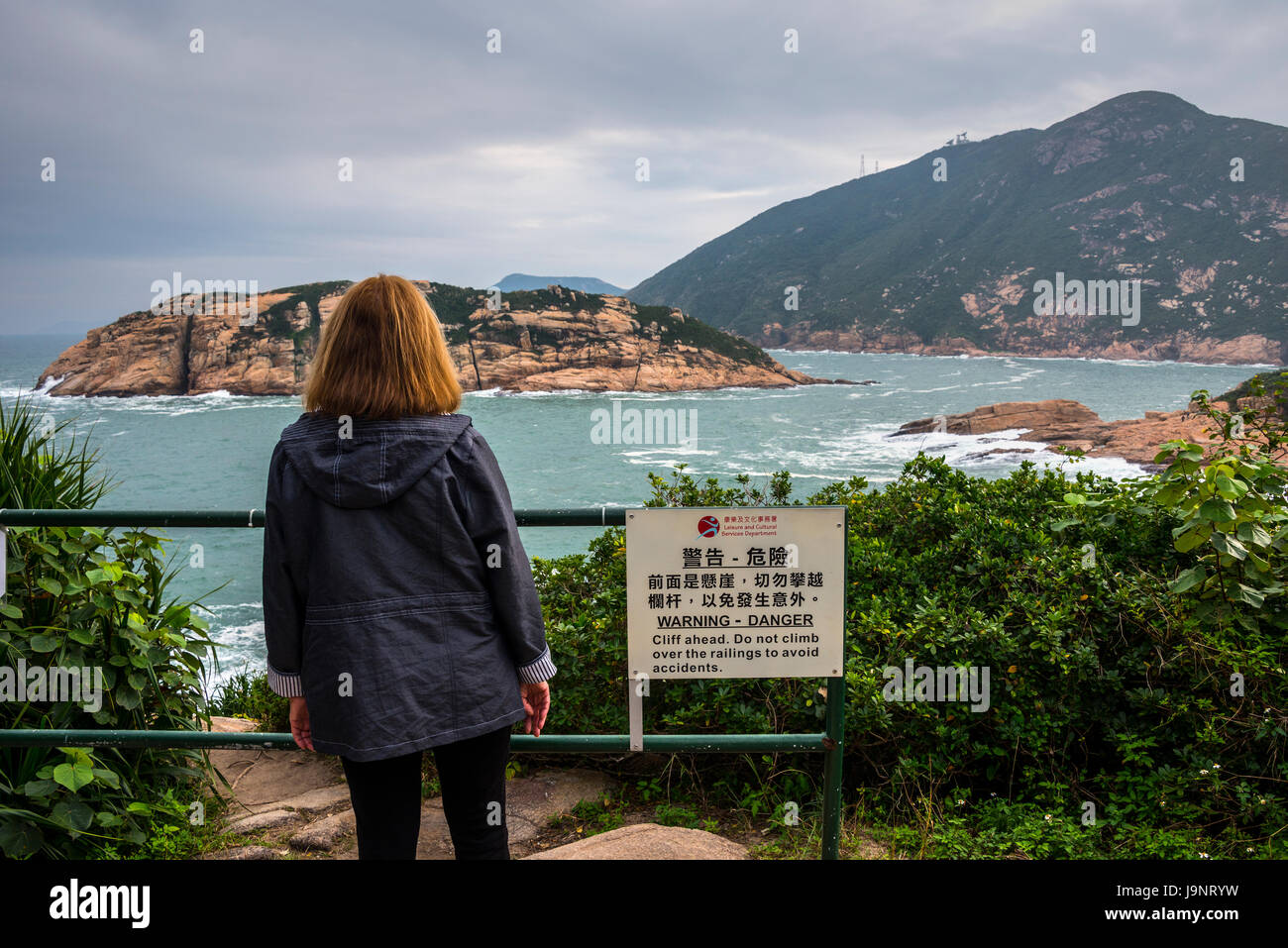 Shek O Küste, Hong Kong, mit Cliff Warnschild Stockfoto