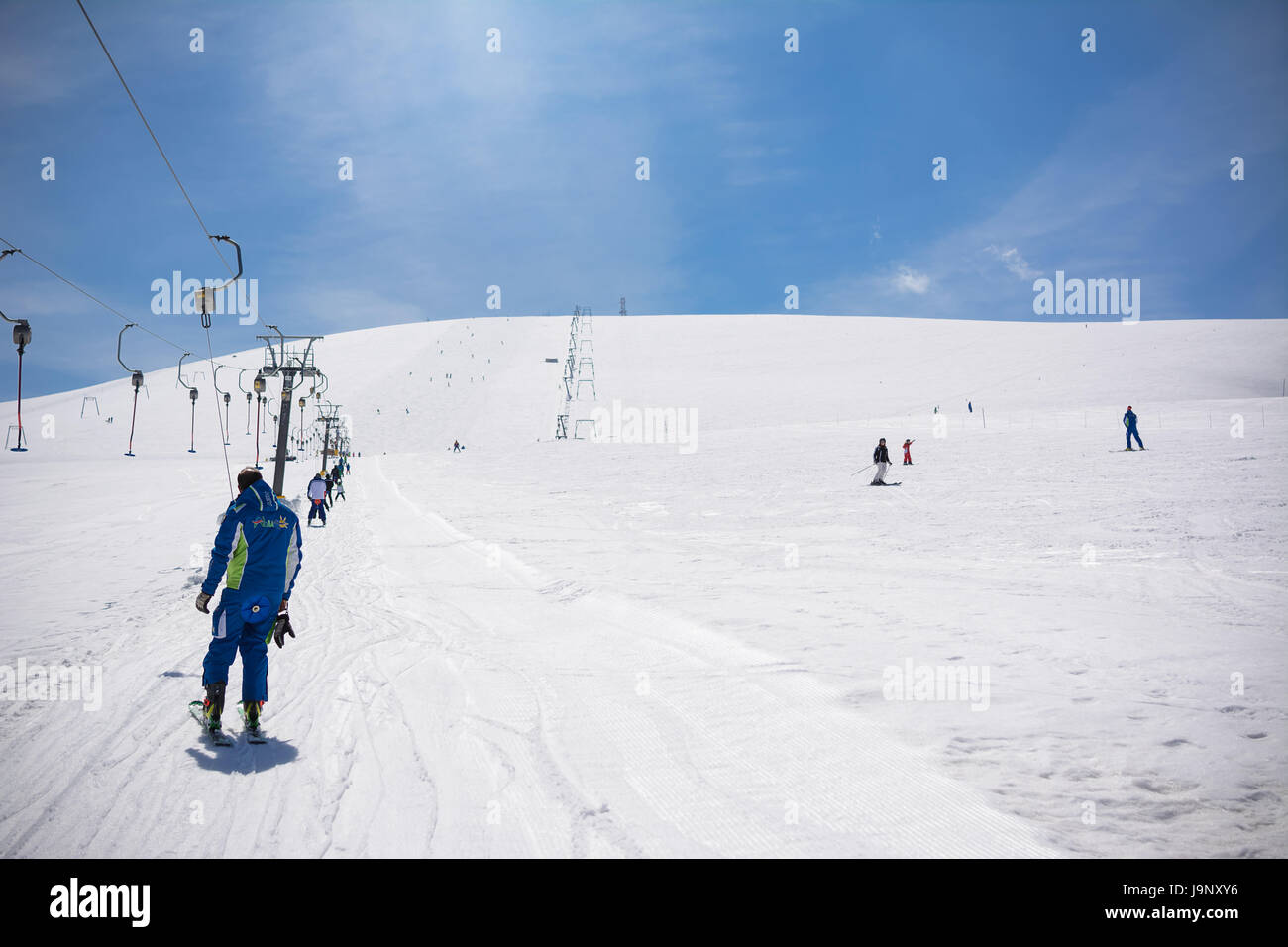 Rapino, Italien - 1. April 2017: Skilehrer steigt mit dem Skilift auf den Skipisten von Mammarosa, Majella in den Abruzzen Stockfoto