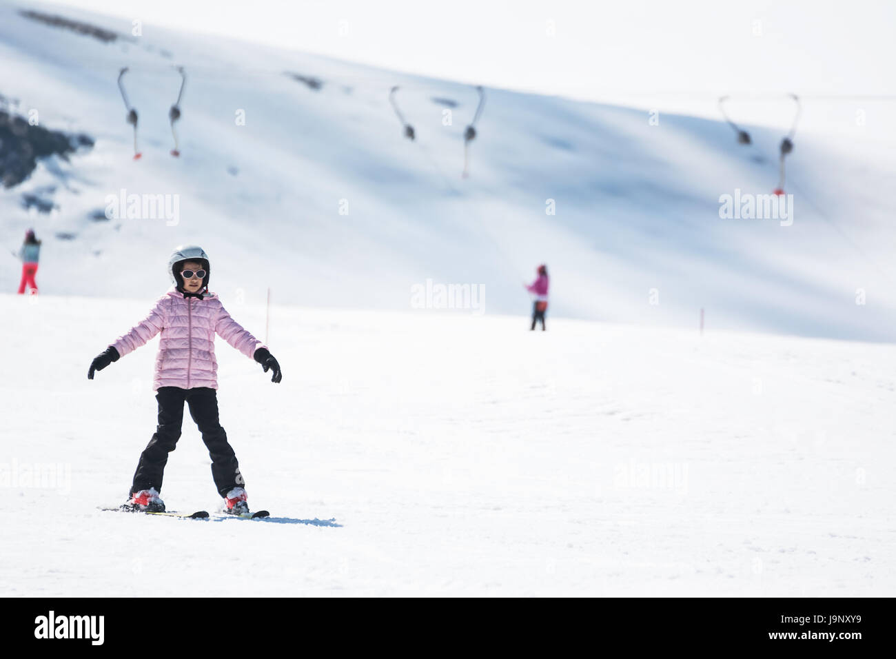 Anfänger Mädchen erlernen des Skifahrens Stockfoto