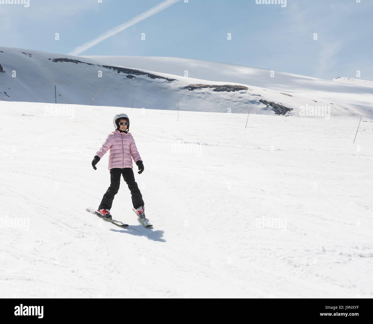 Anfänger Mädchen erlernen des Skifahrens Stockfoto