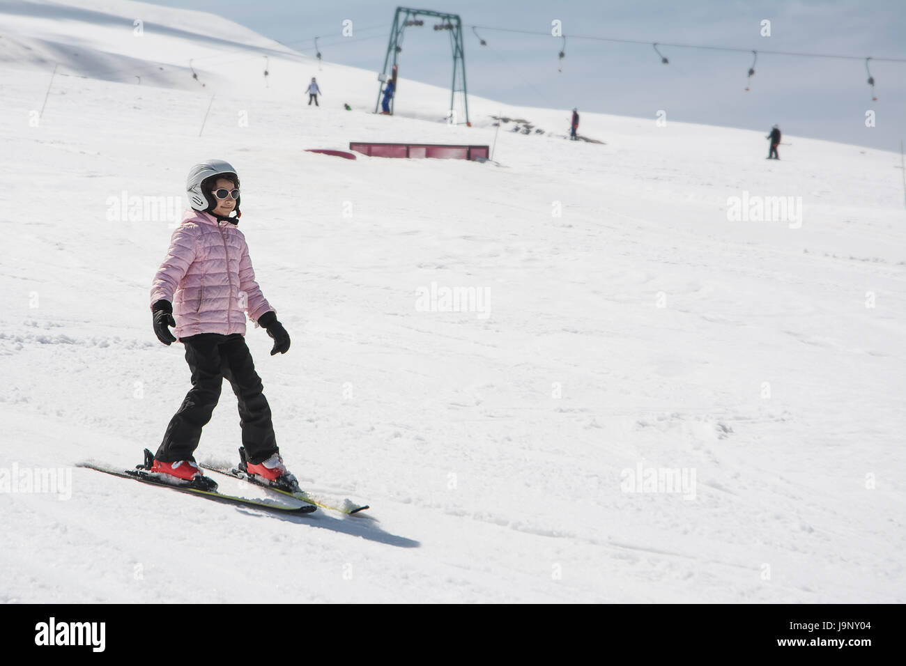 Anfänger Mädchen erlernen des Skifahrens Stockfoto