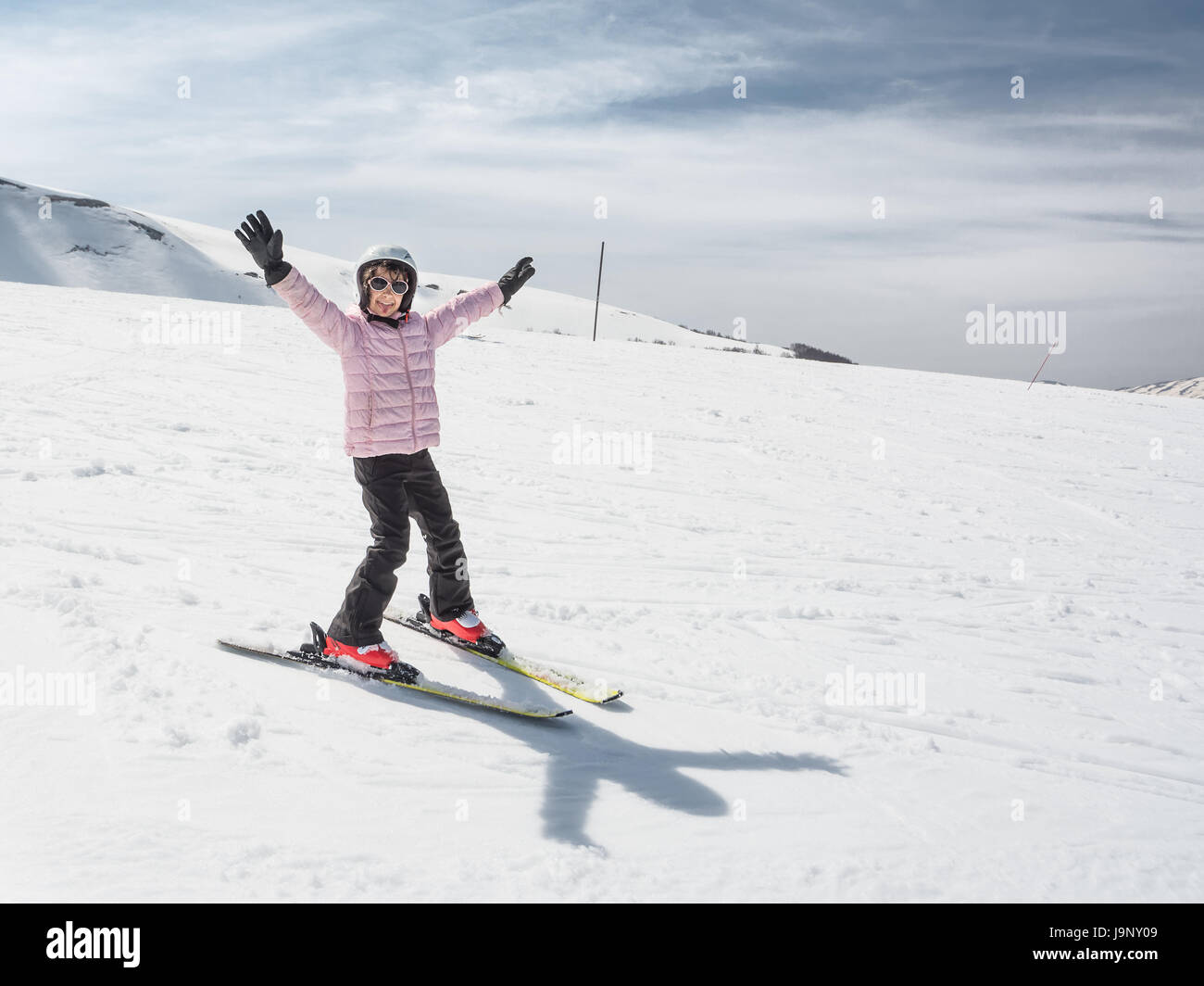 Anfänger Mädchen erlernen des Skifahrens Stockfoto