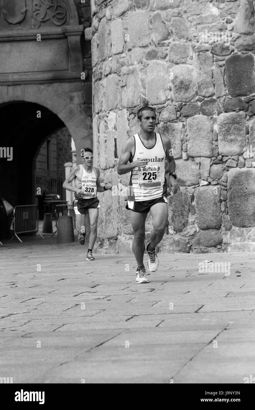 Avila, Spanien - 23. Oktober 2016 - Läufer nehmen an der monumentalen halb-Marathon in der Mitte der Stadt Stockfoto