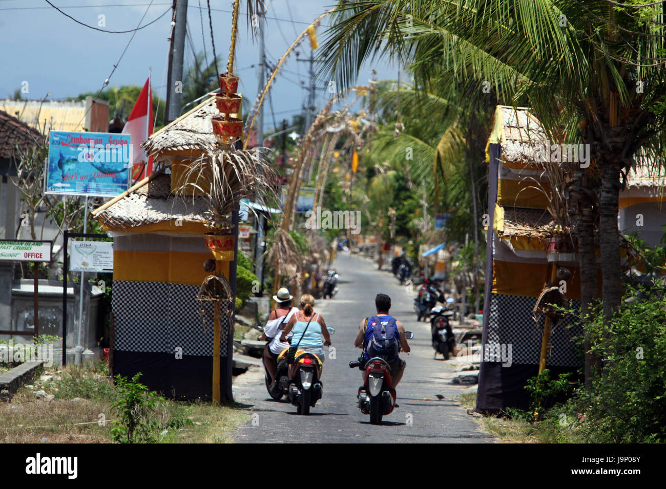 Indonesien, Bali, Insel Nusa Lembongan, Jungutbatu, Dorf, Motorrad, mieten, Rundfahrt, Tor, Eingang, Straße, Dorfstrasse, Tourist, Stockfoto
