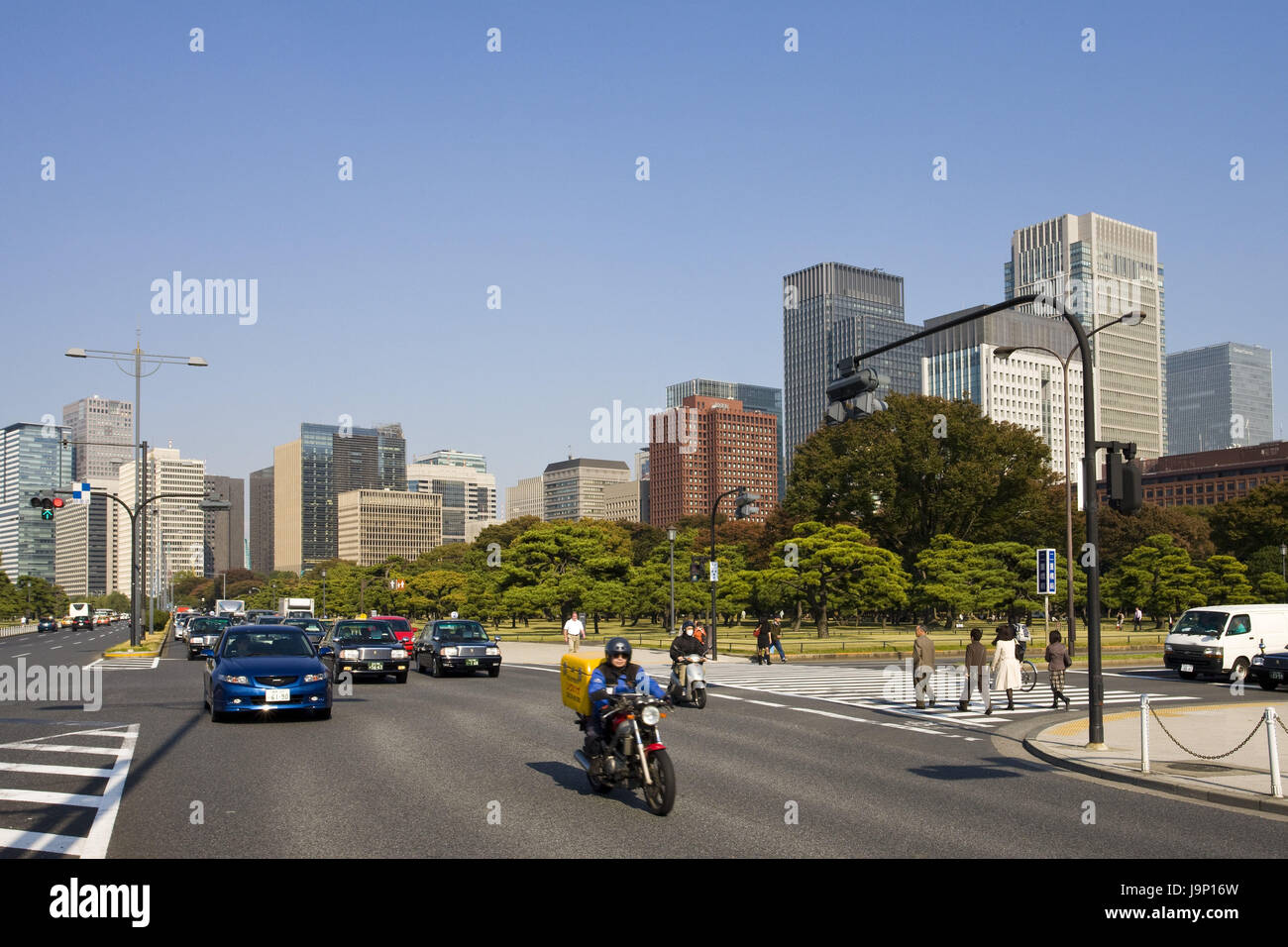 Japan, Tokyo, Marunouchi-Bezirk, Straße, Verkehr, Stockfoto