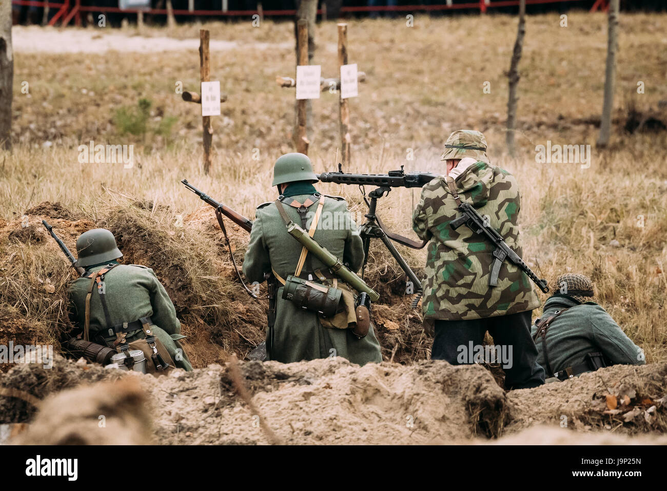 Nicht identifizierte Reenactor verkleidet als deutsche Wehrmacht