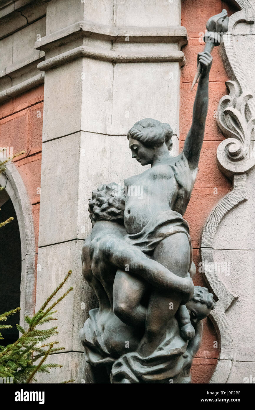 Riga, Lettland. Alte Statuen auf der Fassade des alten Kino Gebäude In der Elizabetes Street. Splendid Palace ist das älteste Kino In Riga. Stockfoto