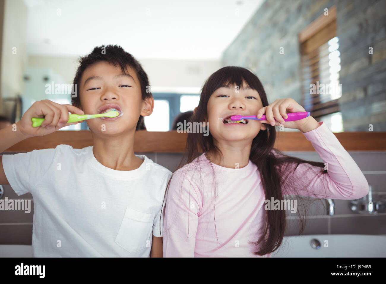 Porträt der Geschwister Zähneputzen im Bad zu Hause Stockfoto