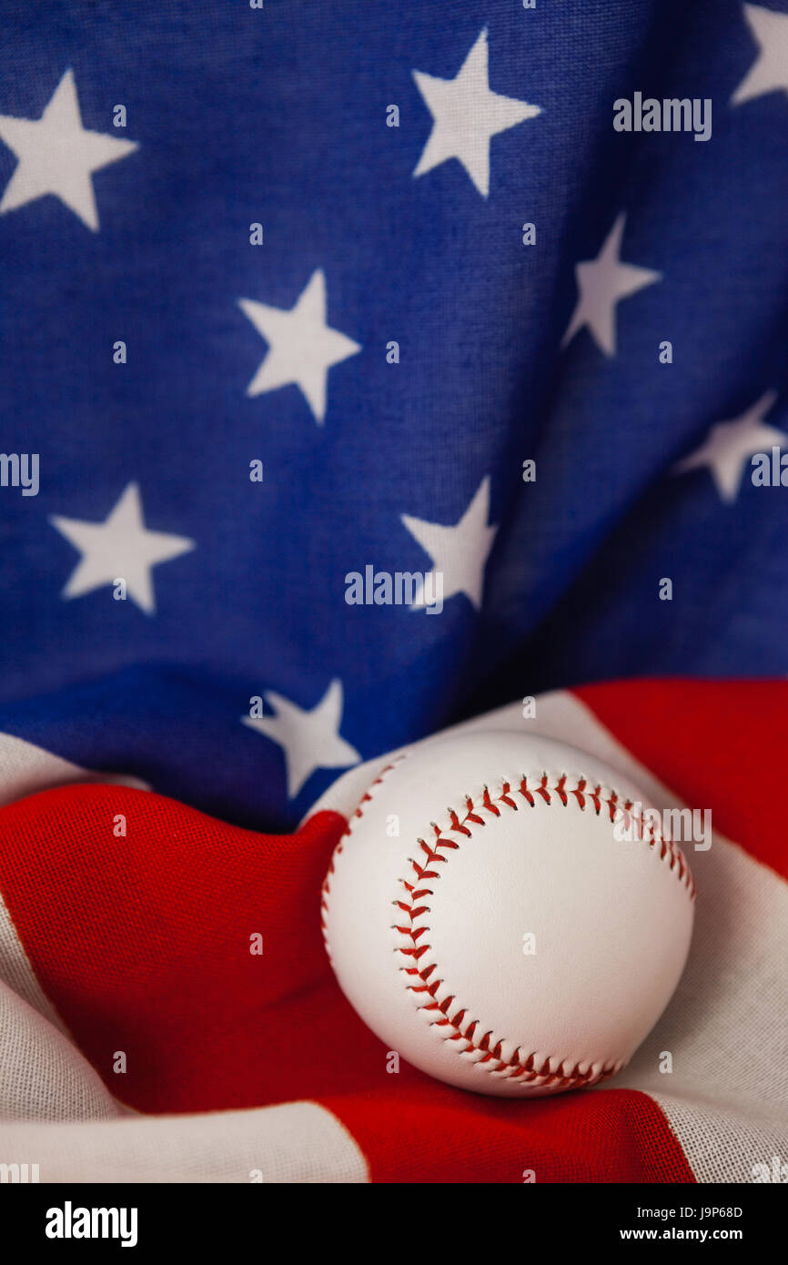 Nahaufnahme von Baseball Ball auf amerikanische Flagge Stockfoto
