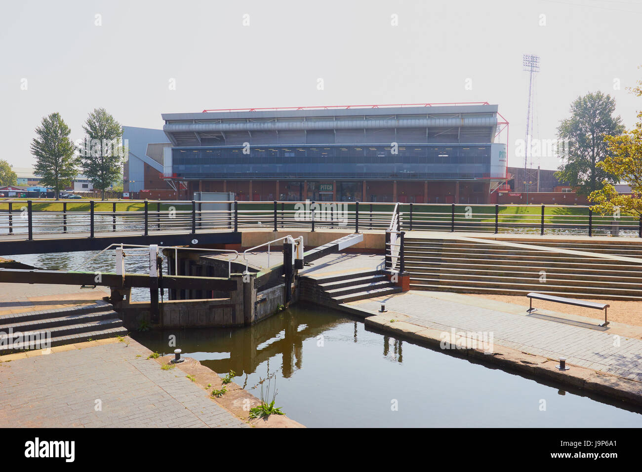 Nottingham Forest Football Club Stadium und Meadow Lane Lock, Nottingham, Nottinghamshire, East Midlands, England Stockfoto