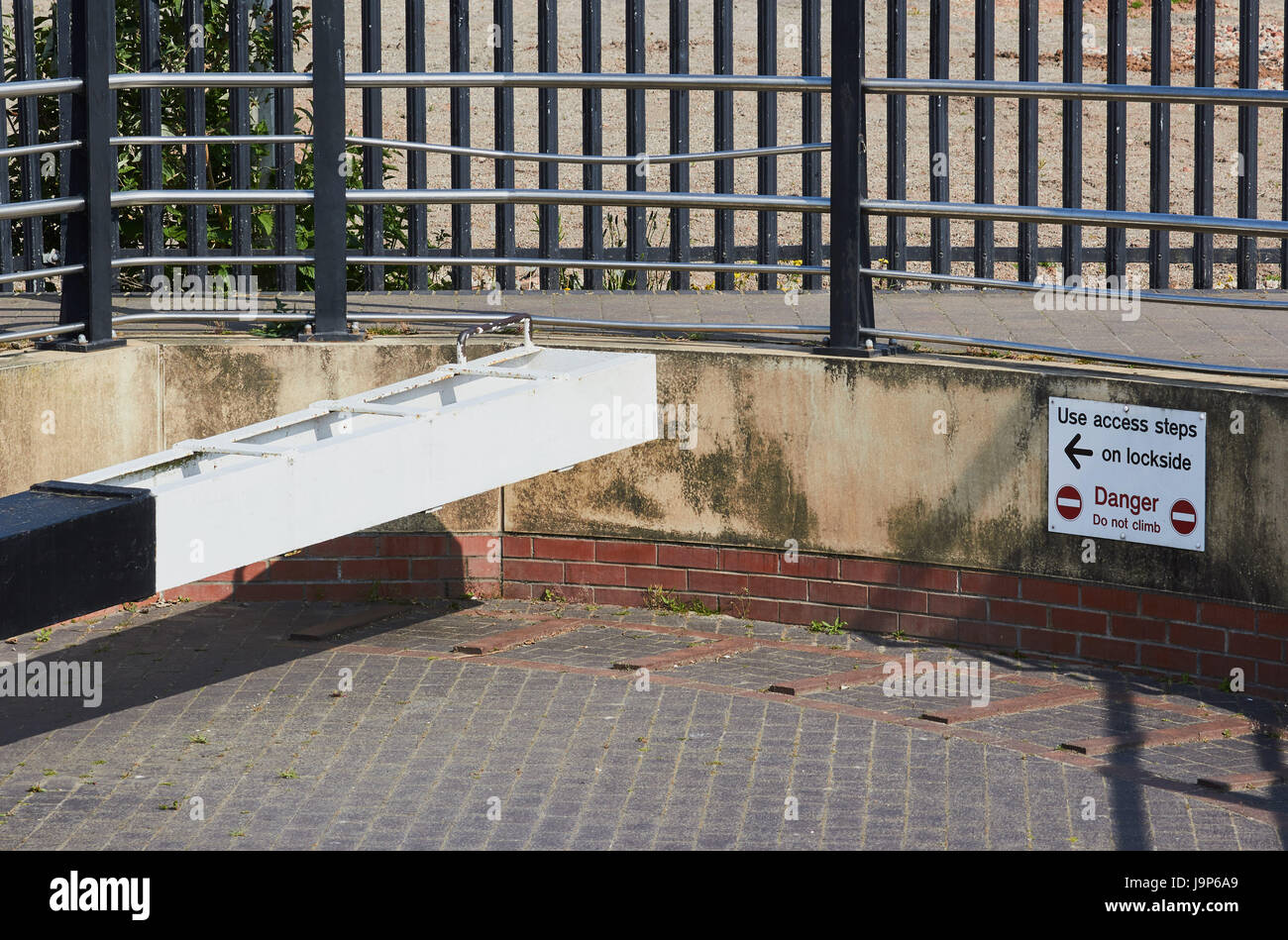 Gefahr nicht Warnschild an der Schleuse klettern, England Stockfoto