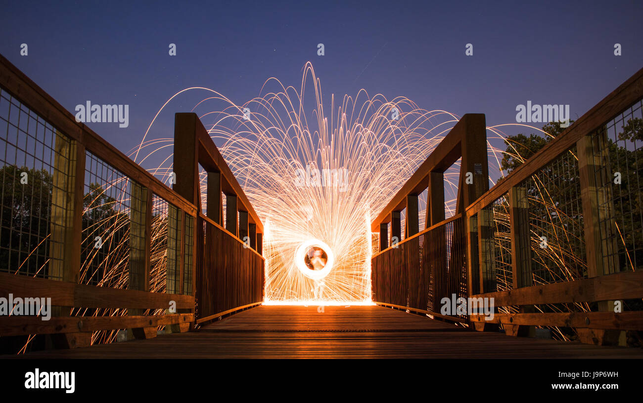 Stahlwolle Fotografie Funken auf Brücke Stockfoto