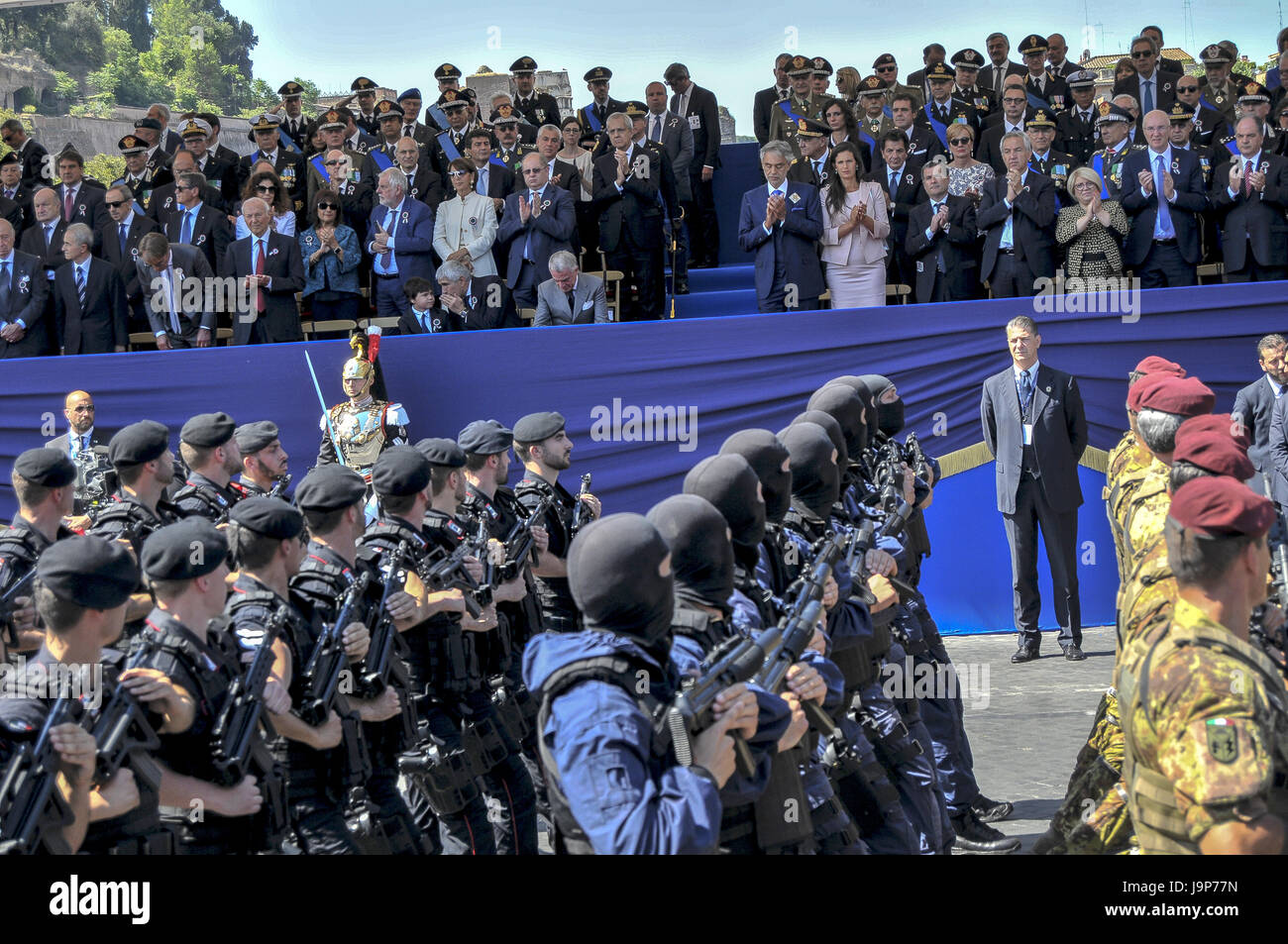 Rom, Italien. 2. Juni 2017. Militärparade entlang der Via dei Fori Imperiali, das Fest der Republik zu feiern. Auf der Präsidentschaftswahlen Bühne sind der Präsident der Republik Sergio Mattarella und Premierminister Paolo Gentiloni über viele Minister, Militärführer und Kommunen. Bildnachweis: Patrizia Cortellessa/Pacific Press/Alamy Live-Nachrichten Stockfoto