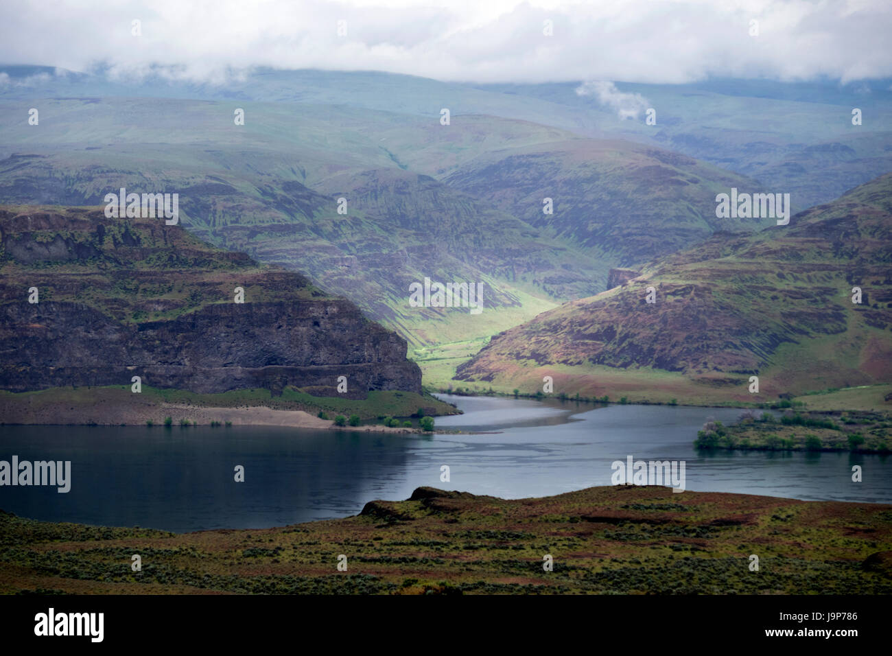 Columbia River Gorge in Höhle B Winery im US-Bundesstaat Washington. Stockfoto