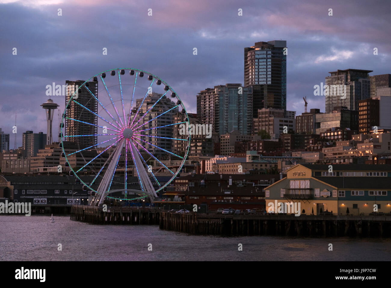 Seattle Waterfront mit dem "Seattle Great Wheel" am Pier 57. Stockfoto