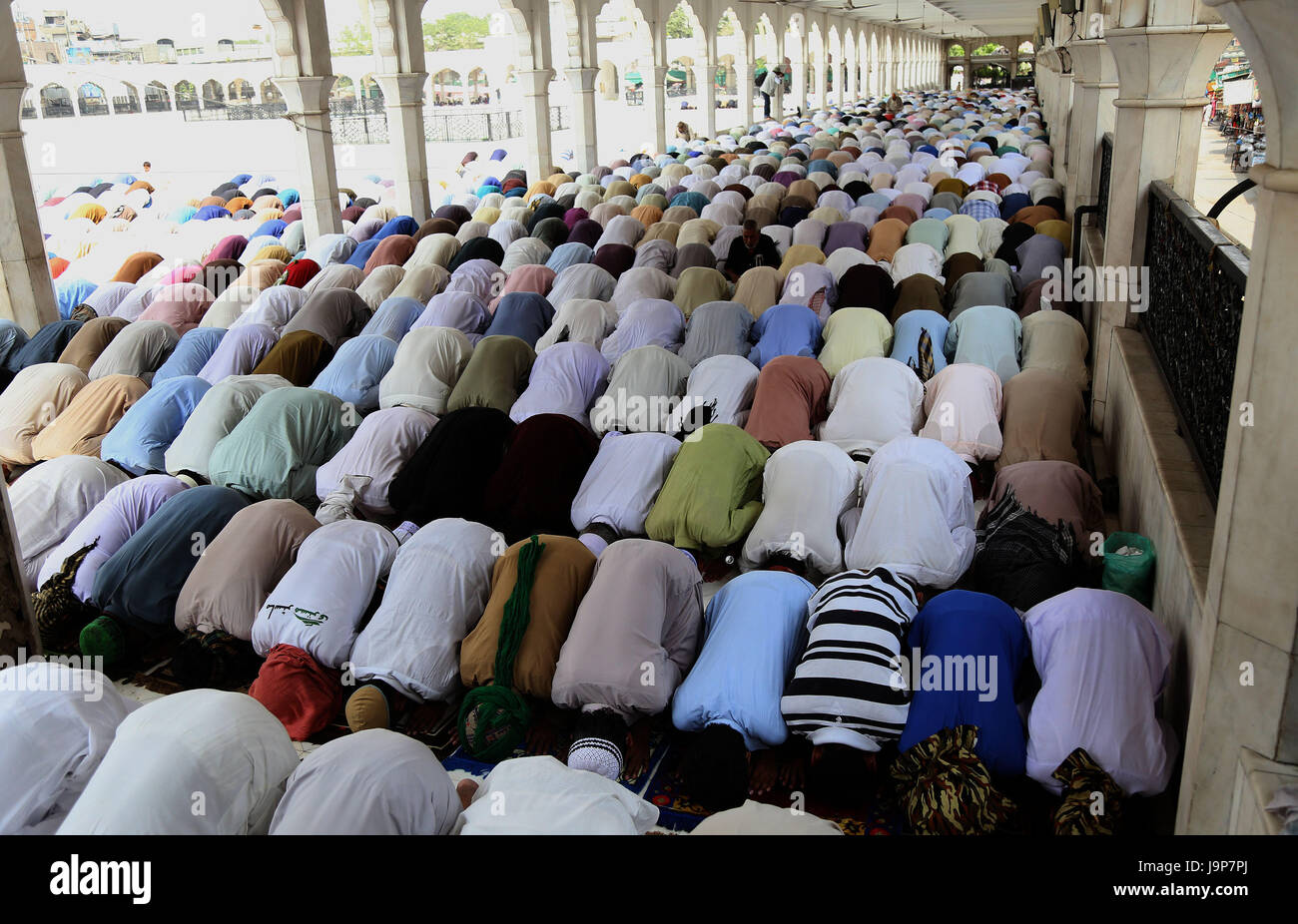 Lahore, Pakistan. 2. Juni 2017. Menschen in Pakistan bietet erste Freitagsgebet in der Moschee Daten Darbar während heiligen Fastenmonats Ramsan-Ul-Mubarak Credit: Rana Sajid Hussain/Pacific Press/Alamy Live News Stockfoto