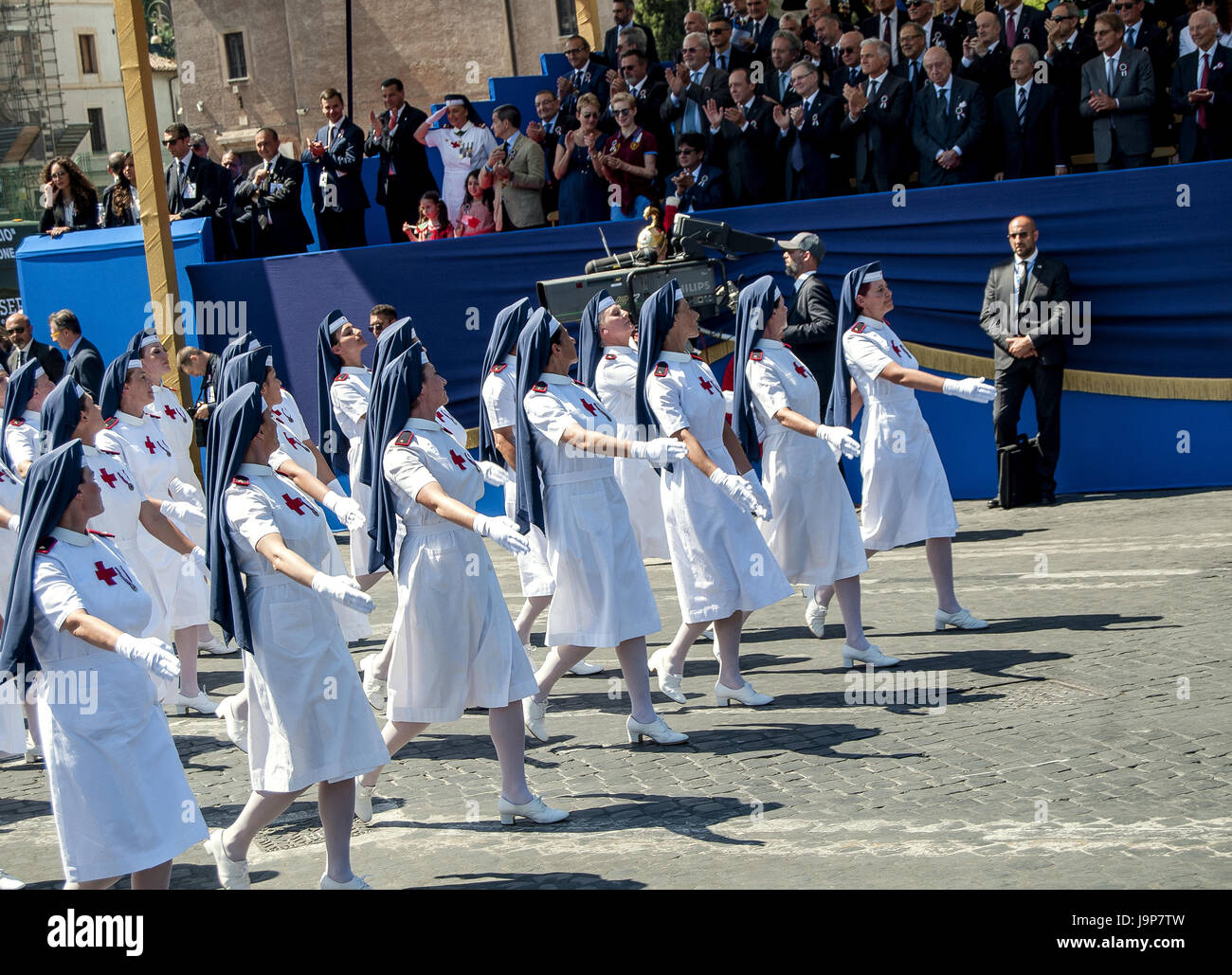 Rom, Italien. 2. Juni 2017. Militärparade entlang der Via dei Fori Imperiali, das Fest der Republik zu feiern. Auf der Präsidentschaftswahlen Bühne sind der Präsident der Republik Sergio Mattarella und Premierminister Paolo Gentiloni über viele Minister, Militärführer und Kommunen. Bildnachweis: Patrizia Cortellessa/Pacific Press/Alamy Live-Nachrichten Stockfoto