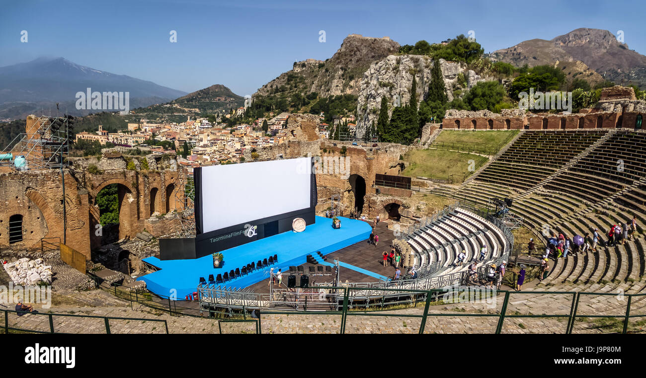 Kinoleinwand im antiken griechischen Theater von Taormina für Taormina Film Fest - Taormina, Sizilien, Italien Stockfoto