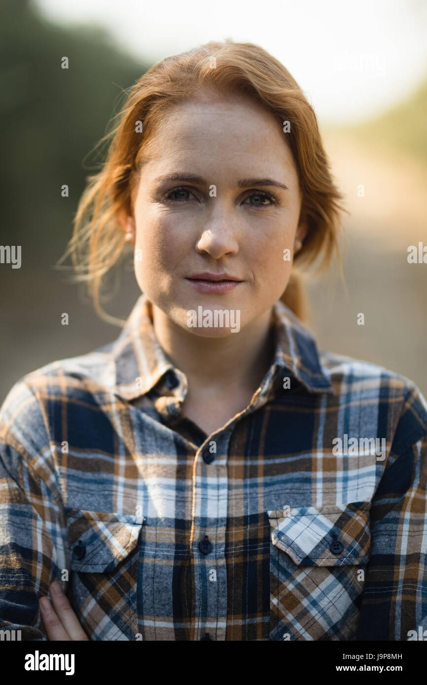 Porträt der schönen jungen Frau am Bauernhof hautnah Stockfoto