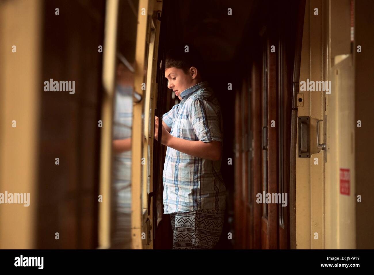 Krieg gegen die Linie Reenactment Veranstaltung auf der Brunnenkresse-Linie, junge Blick auf Reflexion in einem Fenster, Mitte Hants Eisenbahn Hampshire England, uk Stockfoto