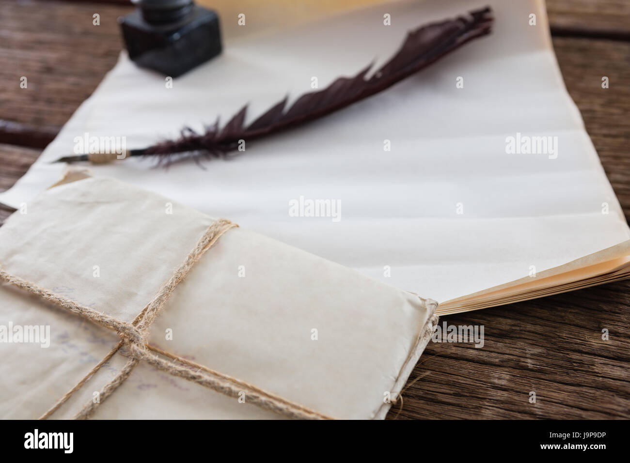 Feder Feder, Tintenfass und Rechtsdokumente angeordnet auf Holztisch Stockfoto