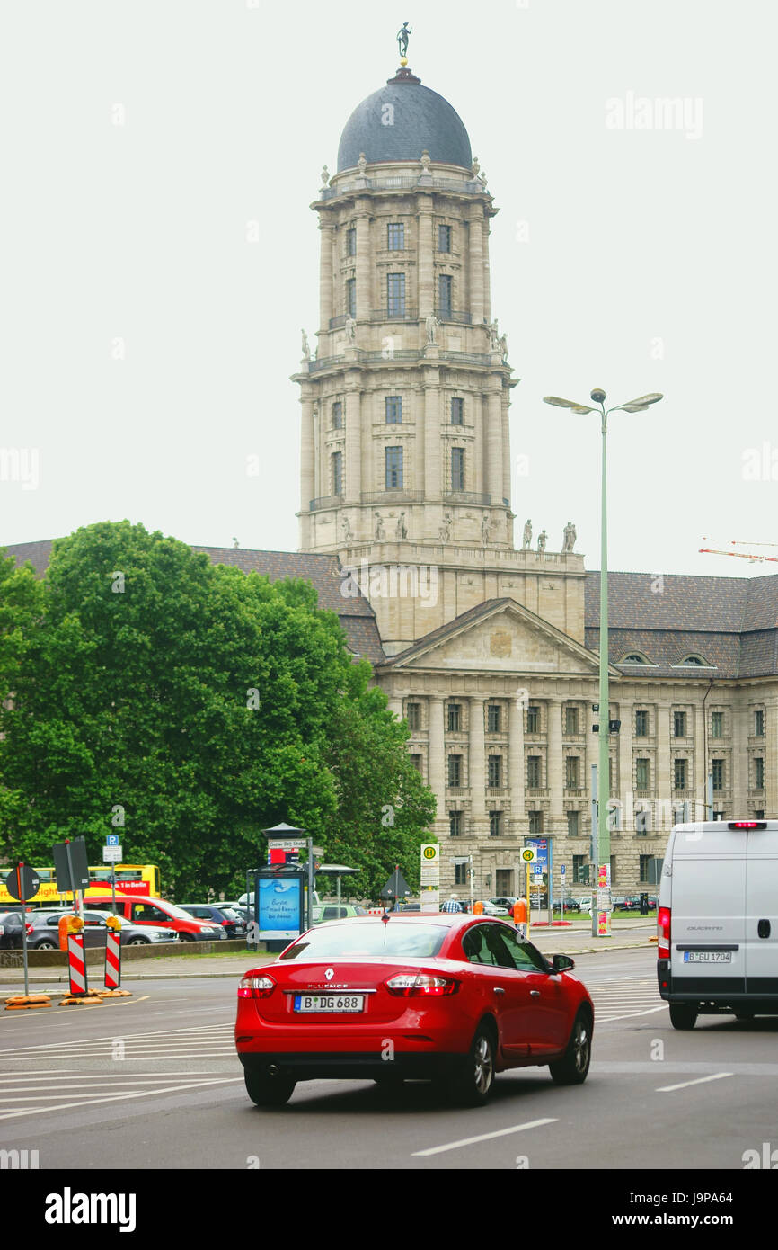 Berlin, Deutschland - 21. Juni 2016: Verkehr auf der Spandauer Straße auf dem Molke-Markt vor dem alten Rathaus am 21. Juni 2016 in Berlin. Stockfoto