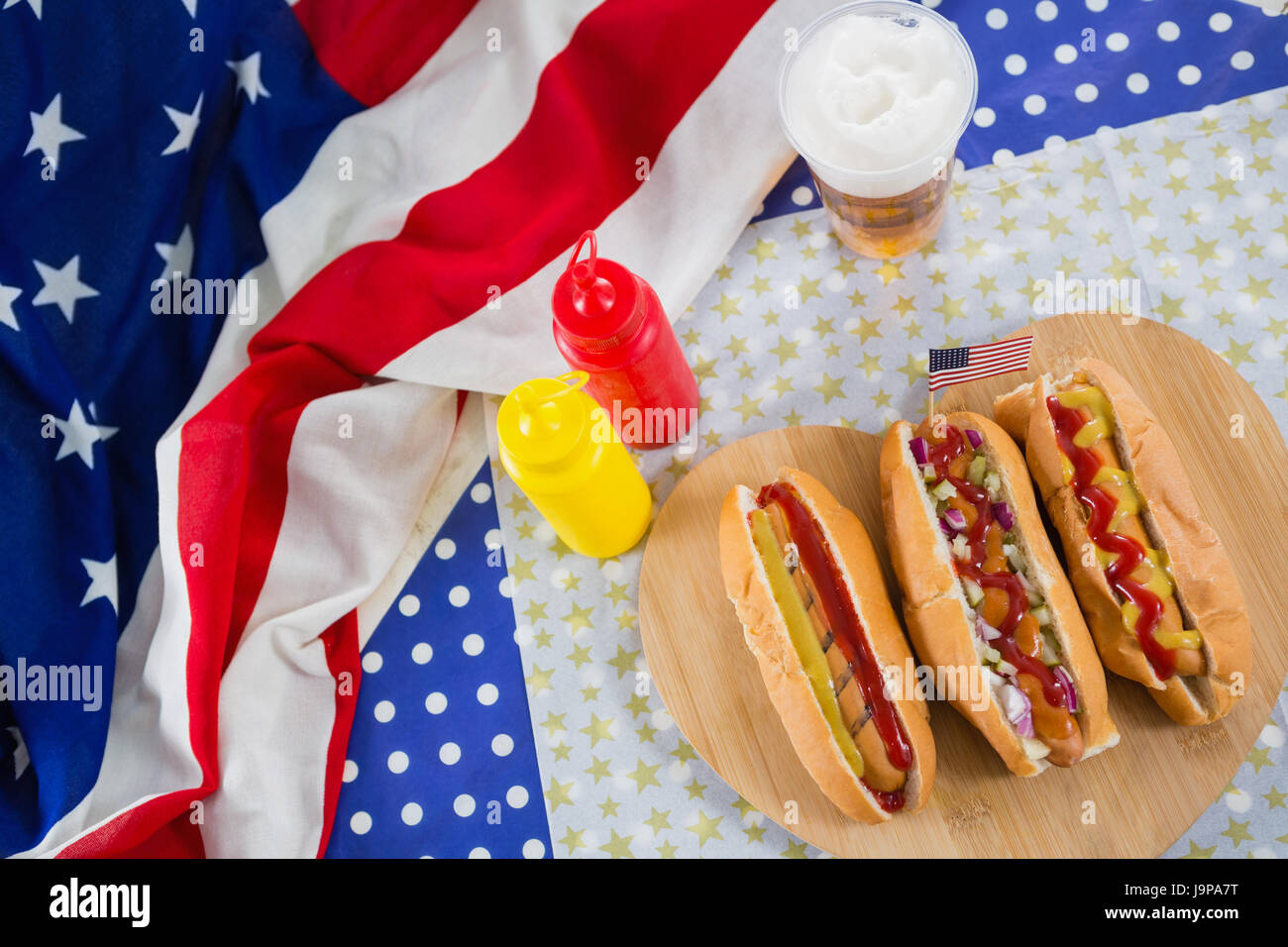 Burger auf Herz Form Holzbrett mit 4. Juli Thema angeordnet Stockfoto