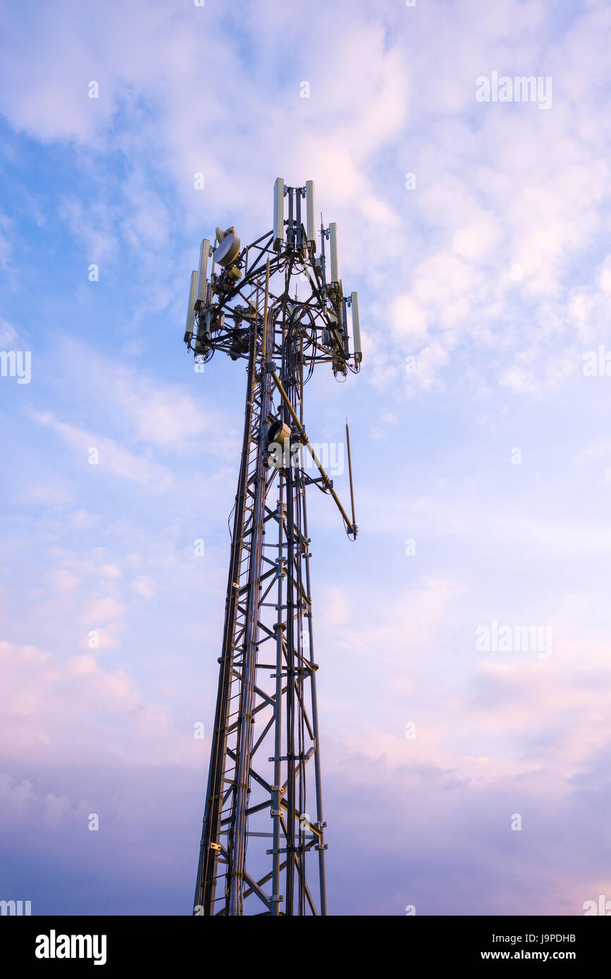Eine mobile (oder Handy) Telefon base Transceiver Station Antennengruppe bei Aust, Gloucestershire, England. Stockfoto