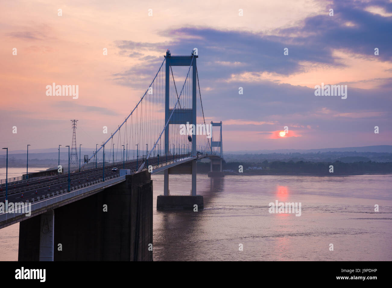 Die Severn Bridge Autobahn M48 Übertrag der Severn Mündung nach Wales in Aust, Gloucestershire, England. Stockfoto