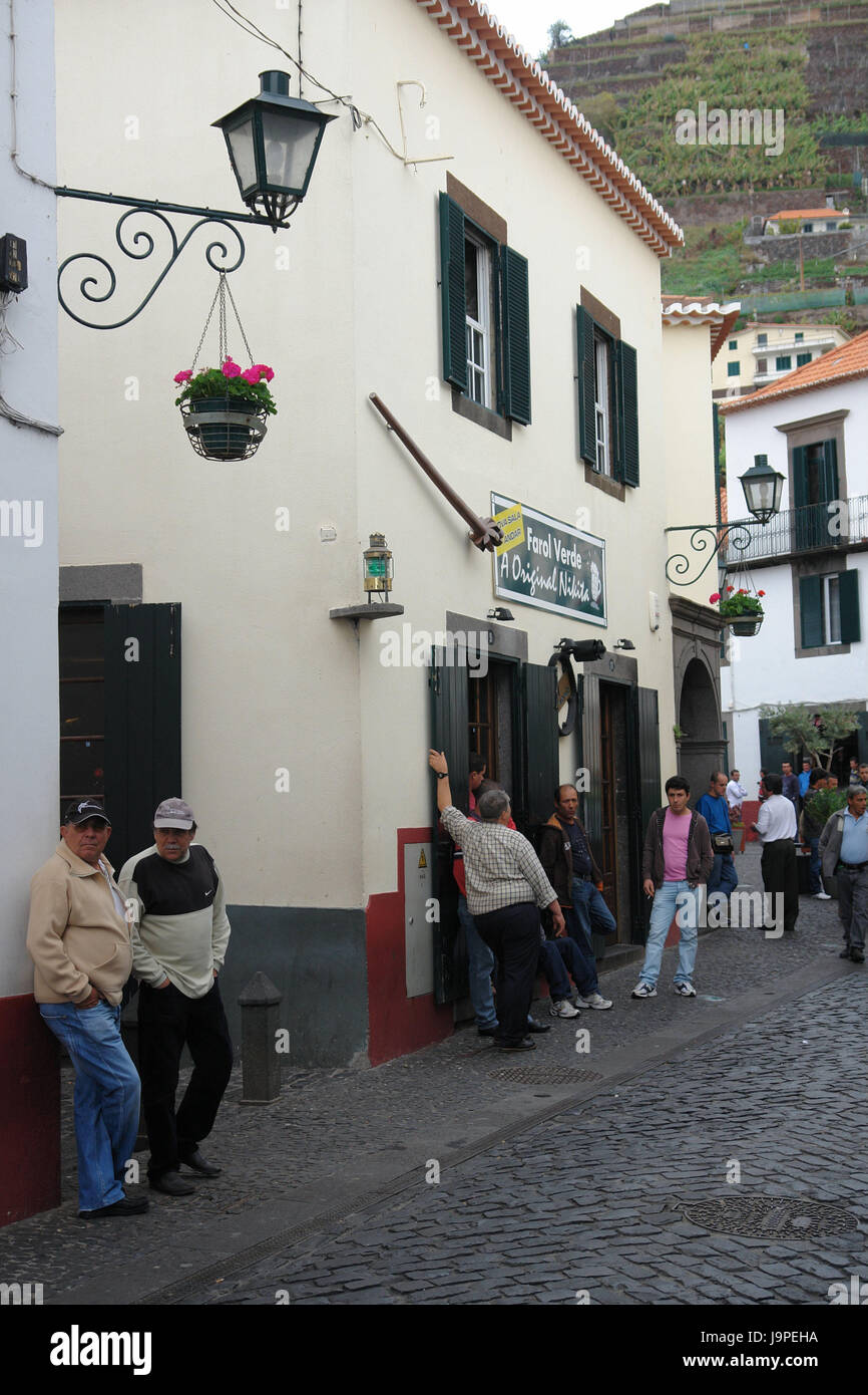 Portugal, Madeira, Camara de Lobos, Old Town, einheimischen, Menschen, Männer, lokale, Restaurant, Bar, Architektur, in der Regel außerhalb, Pflastersteine, Stockfoto