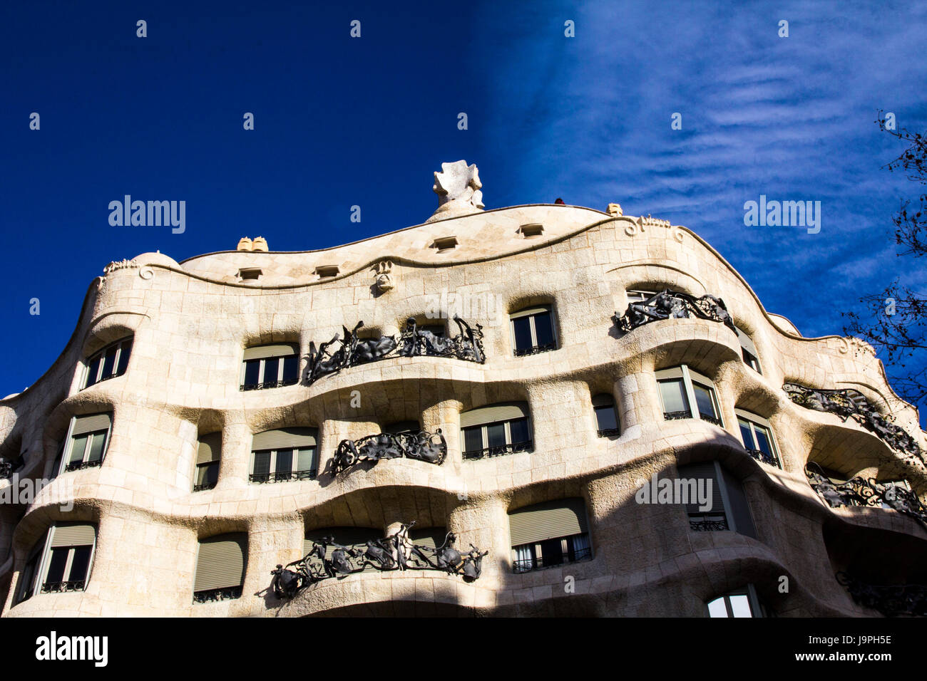 Casa Mila, im Volksmund La Pedrera, ist einem modernistischen Gebäude von Gaudi bemerkenswert für seinen wellenförmigen Fassade & Verdrehen schmiedeeisernen Balkons. Stockfoto