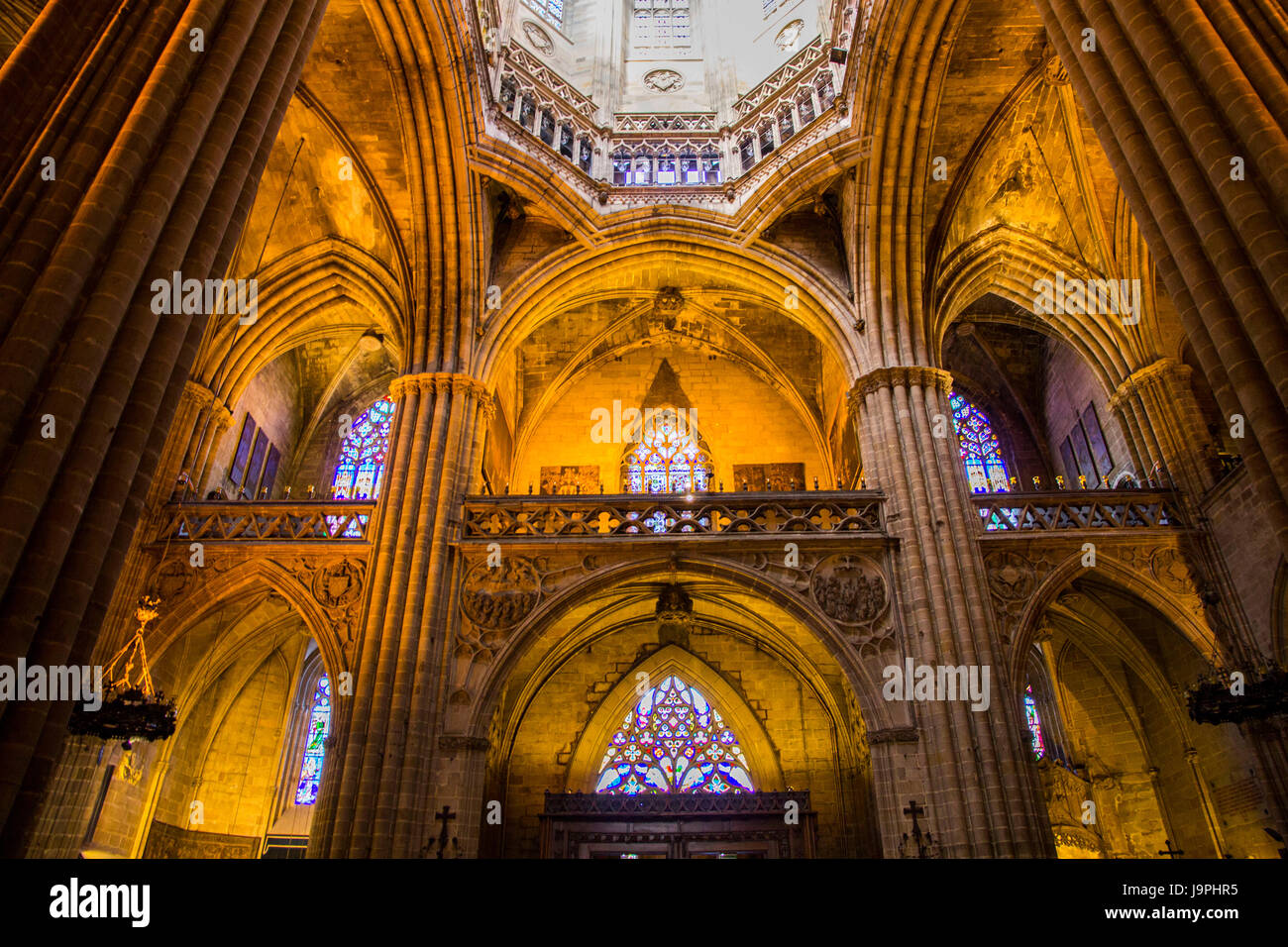 Innenansicht der Kathedrale von Barcelona (Kathedrale, die dem Heiligen Kreuz und der Heiligen Eulalia) in Barcelona, Spanien. Stockfoto