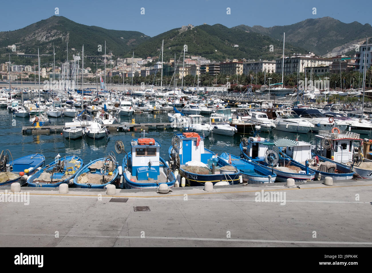 Tourismus, Sommer, sommerlich, Blick auf das Meer, Fischerboot, Segelboot, Segelboot, Stockfoto
