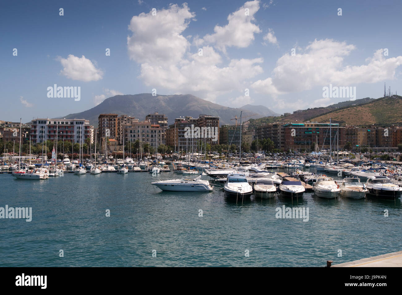 Tourismus, Sommer, sommerlich, Blick auf das Meer, Fischerboot, Segelboot, Segelboot, Stockfoto