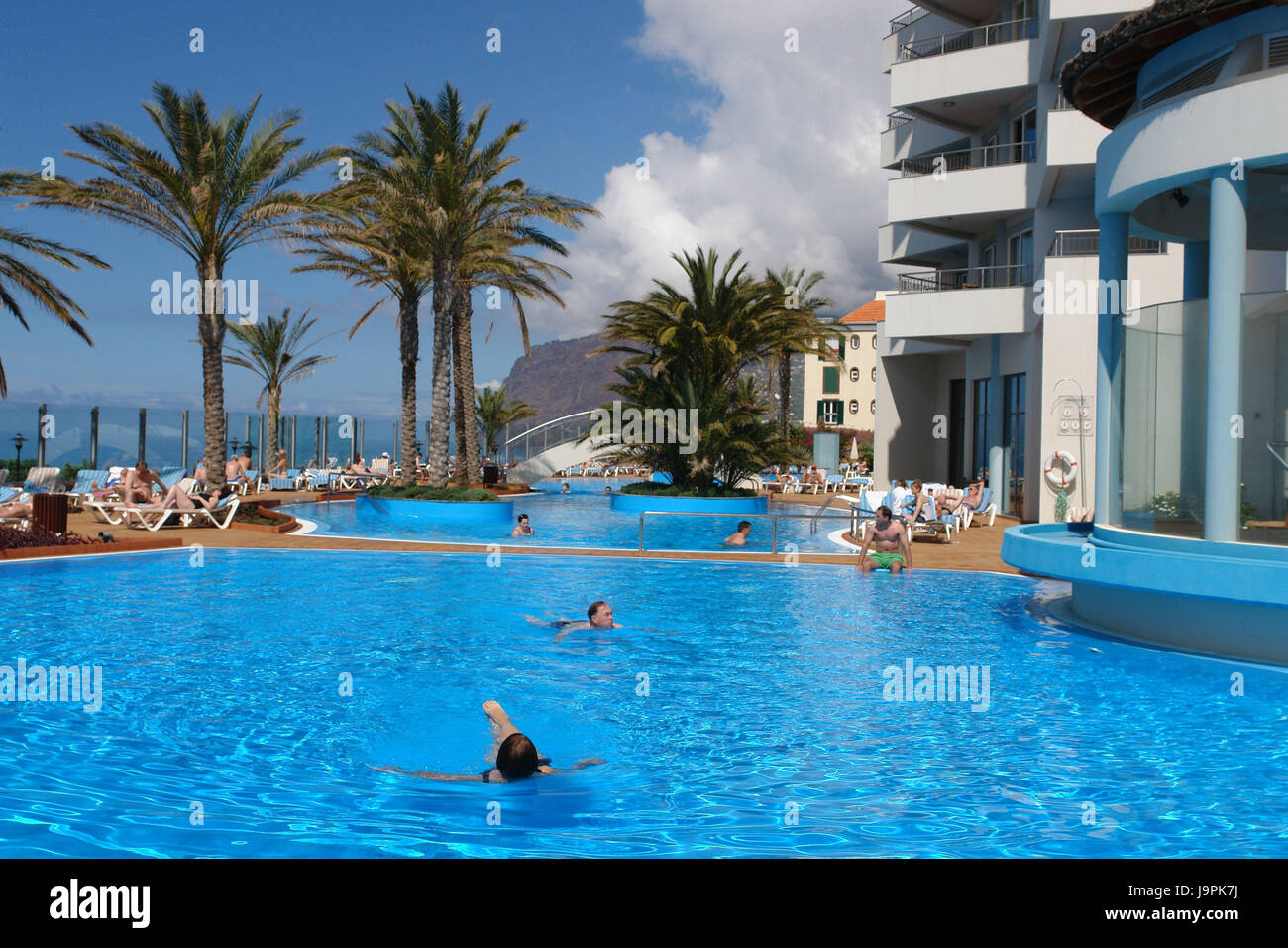 Portugal, Madeira, Funchal, Hotelpool, draußen, Insel, Hotel, Pool, Person, Urlauber, Touristen, haben ein Bad, Erholung, Entspannung, Kühlung, Palmen, Stockfoto