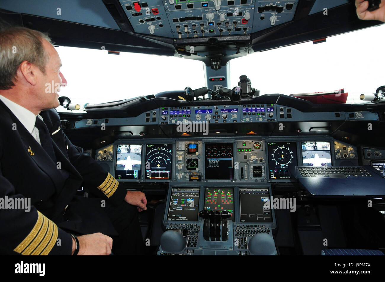 Flugzeug, Cockpit, Pilot, Passagierflugzeug, innen, Lufthansa, Armaturen,  Leute, Mann, Uniform, Beruf Stockfotografie - Alamy