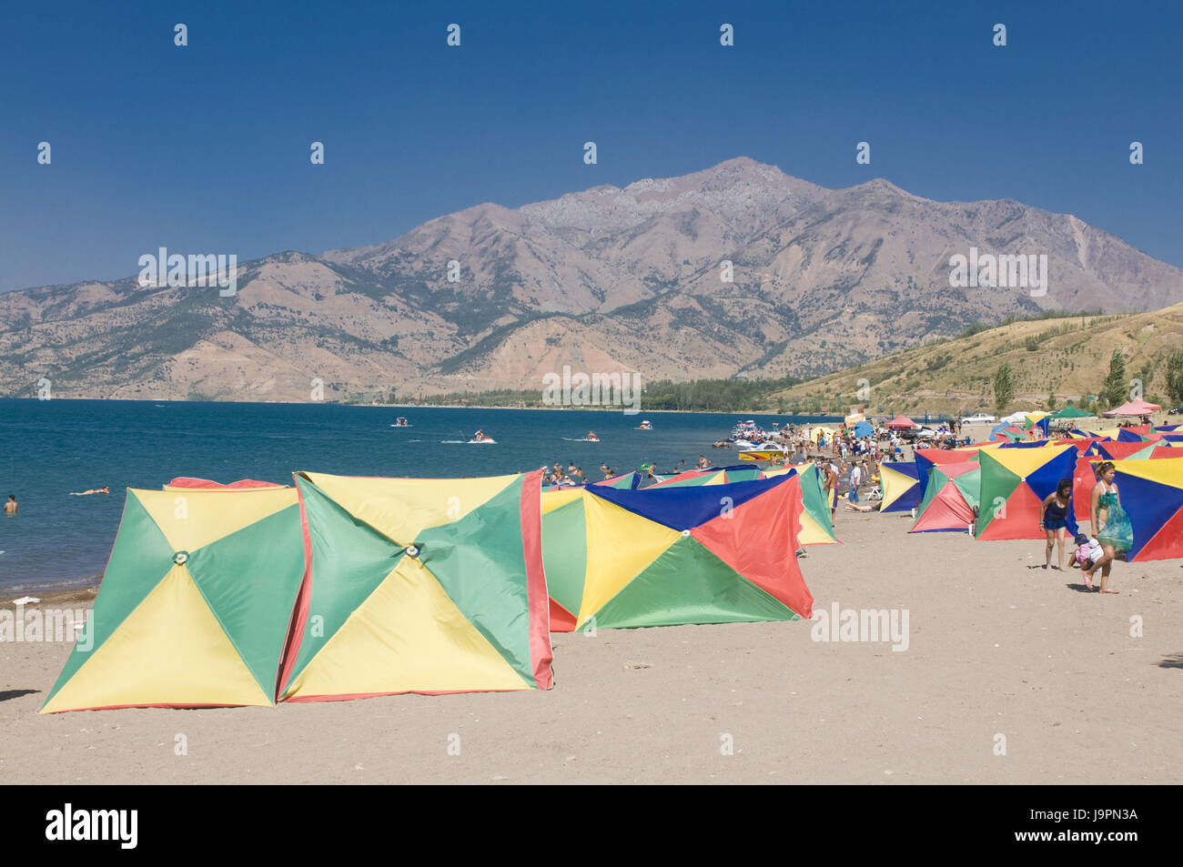 Sandstrand mit Badenden im bundesweiten Ugam Chatkal Park, Chimkar, Usbekistan, Stockfoto