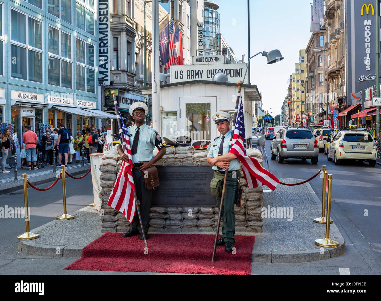 US-Armee Soldaten am Checkpoint Charlie, Berlin, Deutschland Stockfoto