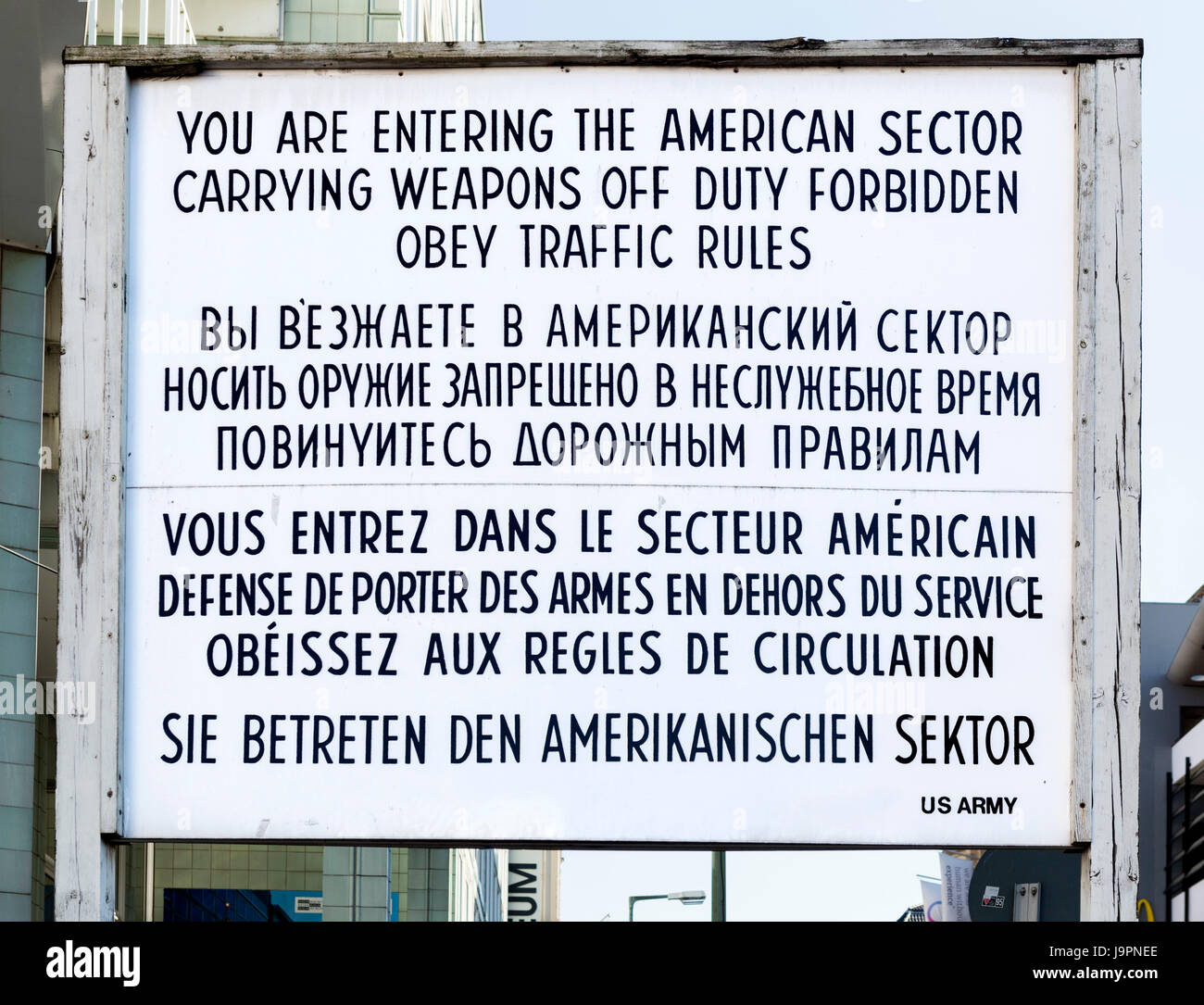 Alte Zeichen für den Eintritt in den amerikanischen Sektor am Checkpoint Charlie, Berlin, Deutschland Stockfoto