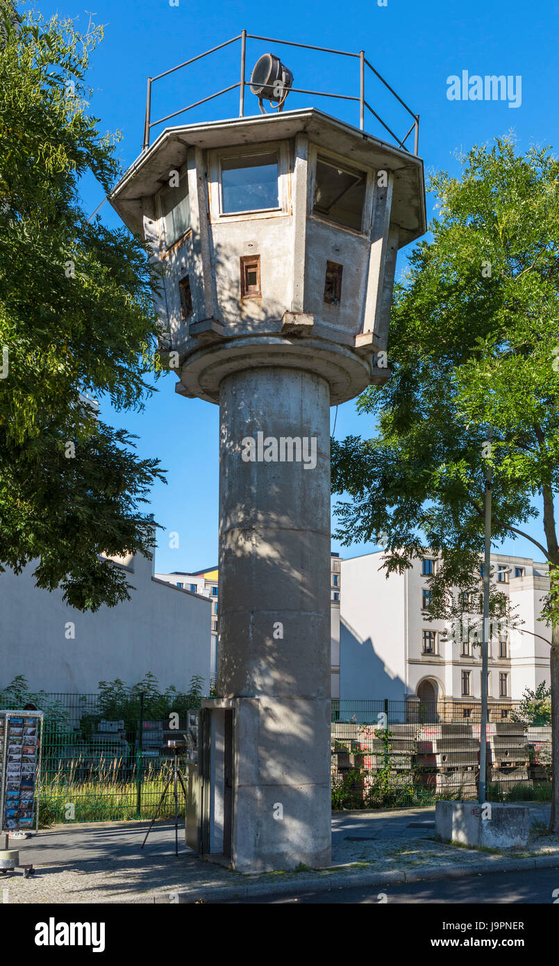 Alte DDR-Wachturm (DDR-Grenzwachturm), Erna-Berger-Straße, Mitte, Berlin, Deutschland Stockfoto